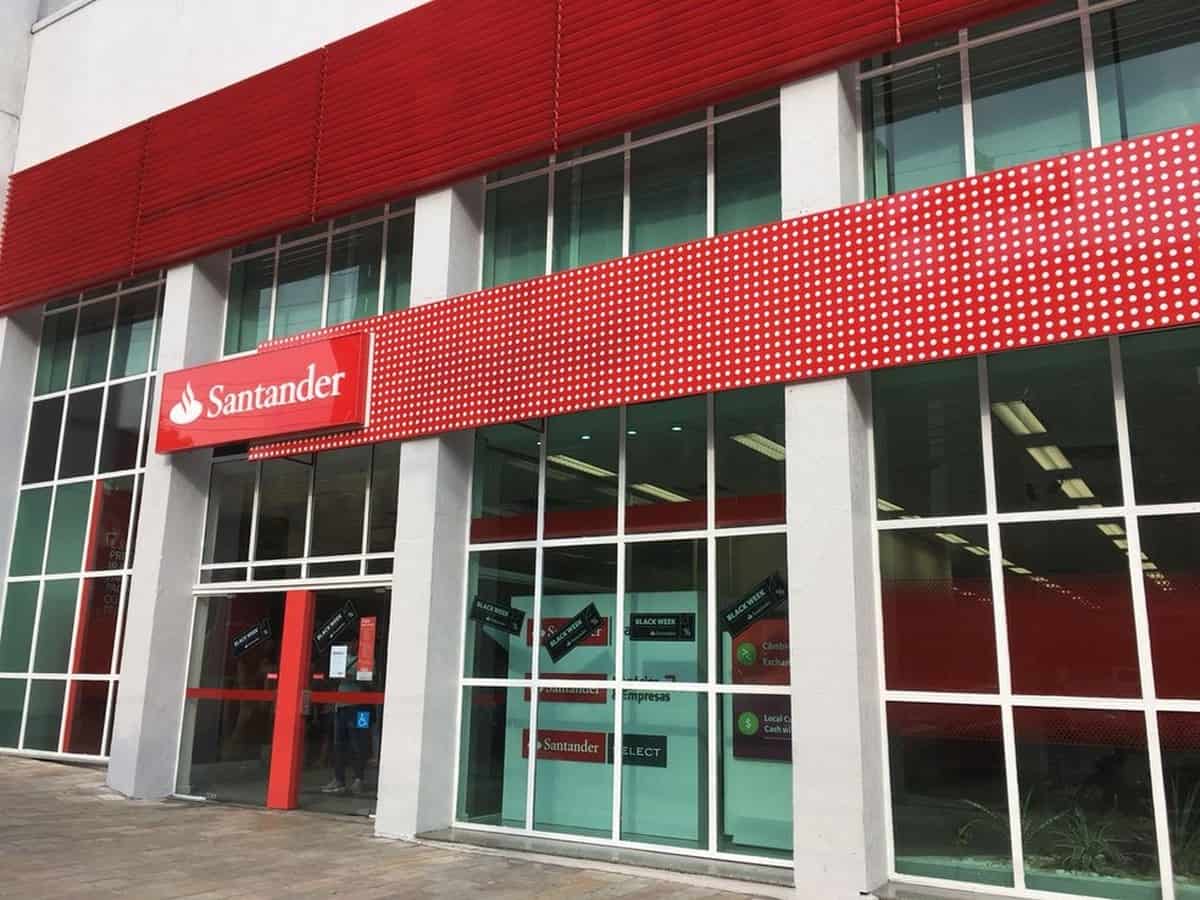 Santander: Demissões atingiram cerca de 1.000 funcionários desde o início da pandemia
