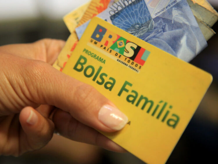13° do Bolsa Família perde a validade e salário duplicado é negado
