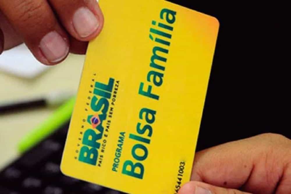 Bolsa Família lança crédito para compra de material escolar no DF; veja quem recebe (Imagem: Reprodução - Google)