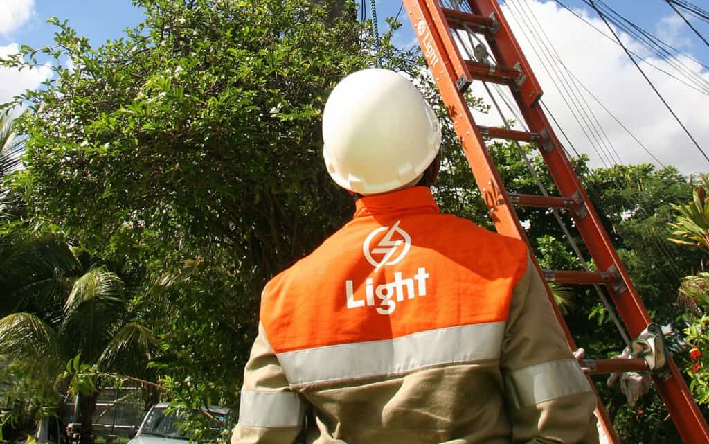 Light atrasa ressarcimento na conta de luz e prejudica 1,6 MIL condomínios do RJ