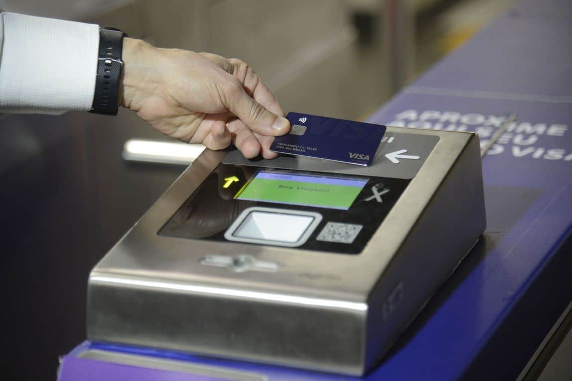 Metrô Rio lança serviço de pagamento da tarifa por tecnologia de aproximação, com cartões, celulares e outros dispositivos, diretamente nas catracas de embarque das estações.