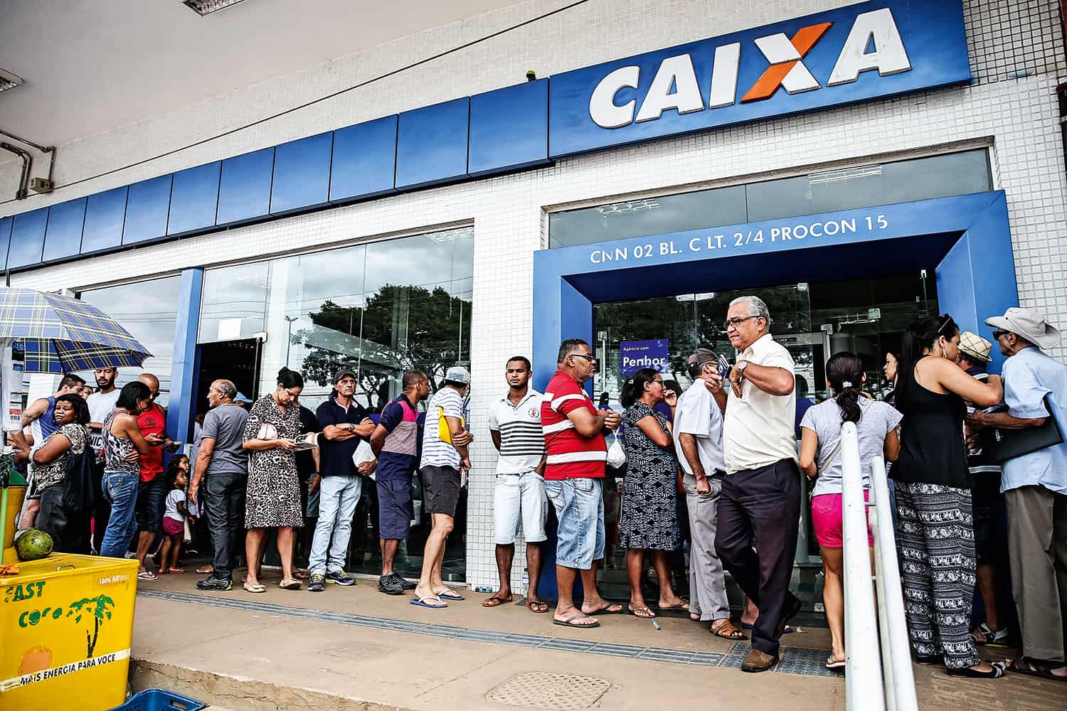Agência da Caixa em Fortaleza tem fila gigantesca para saque do auxílio de R$600 (Imagem: Reprodução - Google)