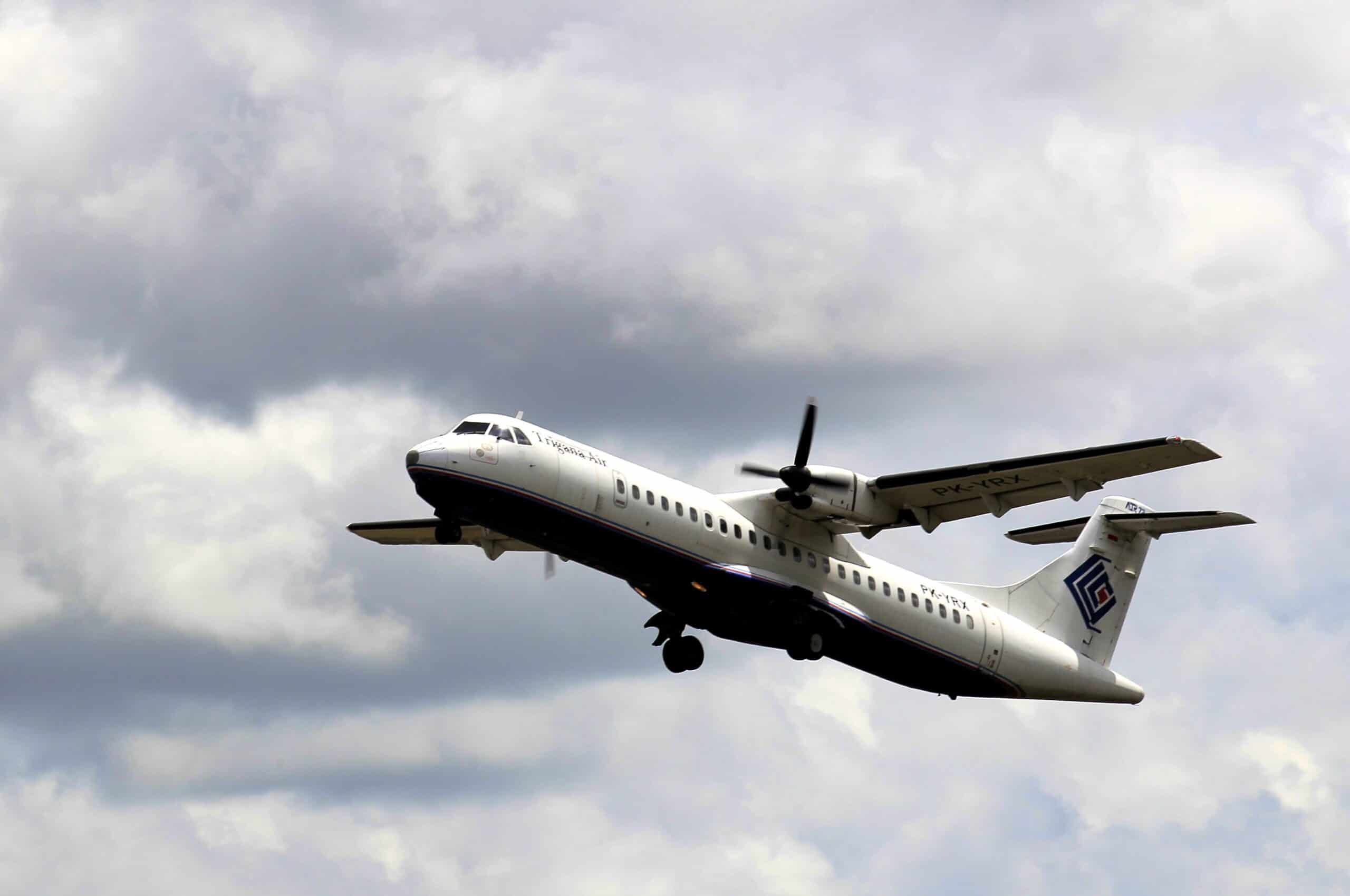 epa04885857 (FILE) A file picture dated 10 January 2015 shows a plane of the Indonesian domestic airline Trigana taking off at Iskandar Military Airport in Pangkalan Bun, Central Borneo, Indonesia. According to media reports on 16 August 2015, a plane belonging to the airline has gone missing over Papua. 54 people are believed to be on board. EPA/BAGUS INDAHONO *** Local Caption *** 51729264