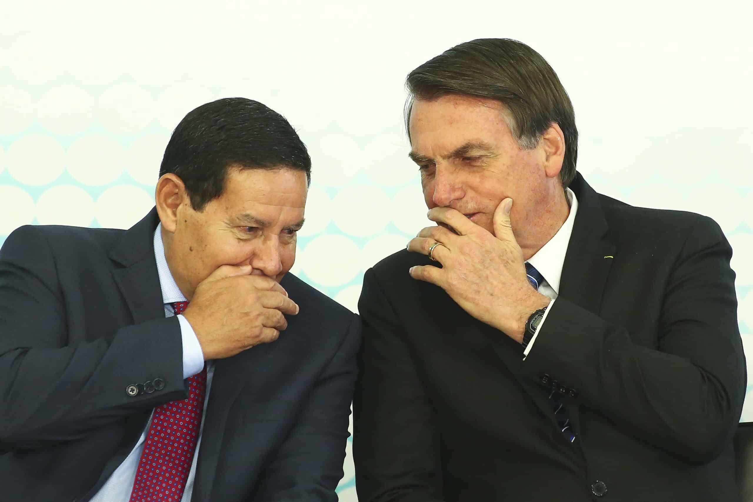 Presidente Jair Bolsonaro assina MP que cria carteirinha estudantil digital, emitida pelo governo. Hoje o documento é impresso por entidades como UNE e Ubes, que podem cobrar pelo serviço. Equipe do governo defende “desidratar” essa fonte de recursos. Estava acompanhado pelo ministro da Educação
Foto: Sérgio Lima/PODER 360