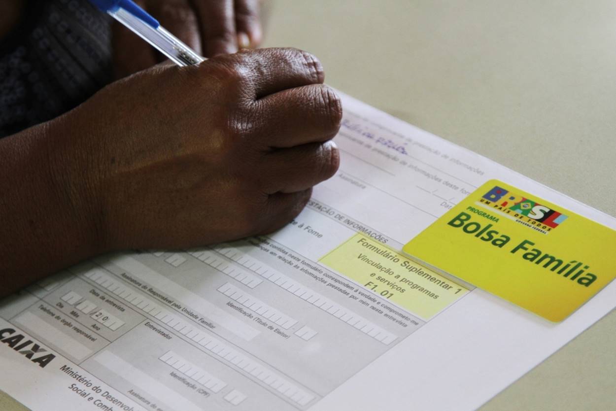 Inscritos no Bolsa Família têm até ESTE prazo para evitar cancelamento do salário (Imagem: Google)