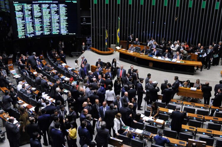 Deputados aprovam linha de crédito para empresas que faturam até R$50 milhões