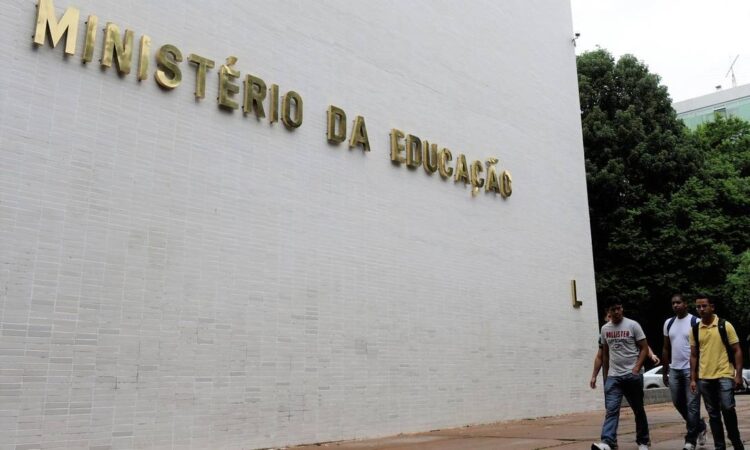 MEC pede desbloqueio de R$1,5 bilhão do orçamento para ajudar universidades