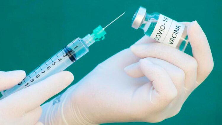 Guedes defende vacinação em massa e libera recurso bilionário para iniciar fase