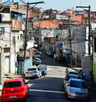 Pandemia causa falta de renda para 21,20% das famílias mais pobres do Brasil