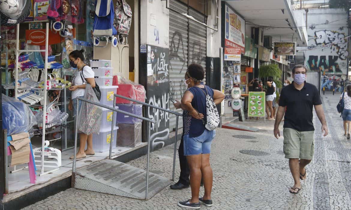 Atividade do comércio registra segunda maior alta do ano em agosto, com aumento de 5,3% em relação a julho