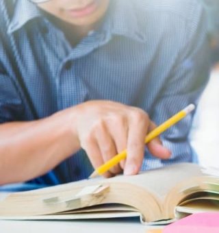 cropped-educacao__universidade__estudantes__universitarios__livros__estudos__credito_projetado_por_ijeab___freepik_com-1723689.jpg