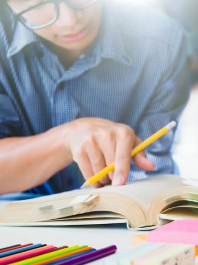 cropped-educacao__universidade__estudantes__universitarios__livros__estudos__credito_projetado_por_ijeab___freepik_com-1723689.jpg
