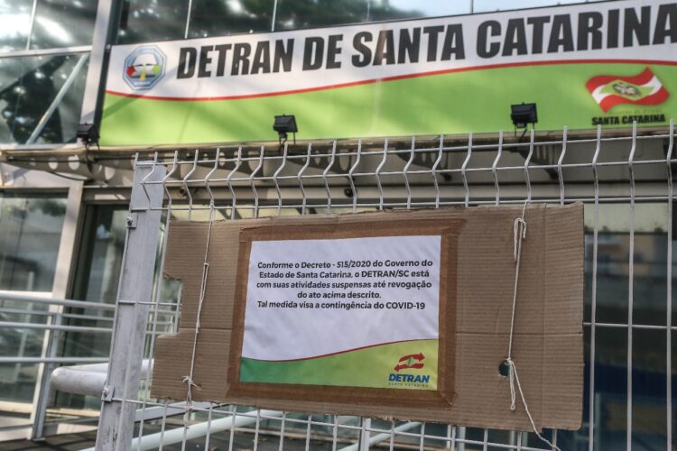 Agendamentos do Detran pela internet tem atrasado atendimentos presenciais, diz diretora do órgão de Santa Catarina