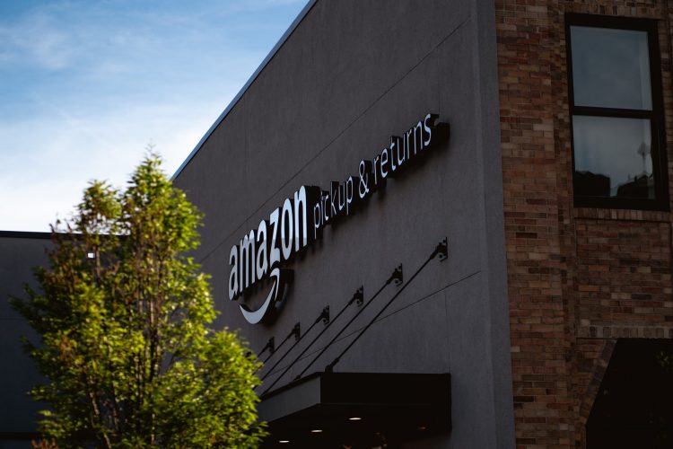Com aumento das vendas online, Amazon atinge lucro recorde no terceiro trimestre e supera expectativas