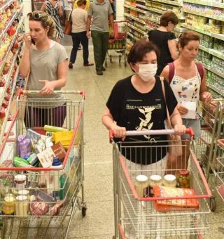 cropped-pandemia-de-coronavirus-supermercados-amanhecem-lotados-em-vitoria-209185.jpeg