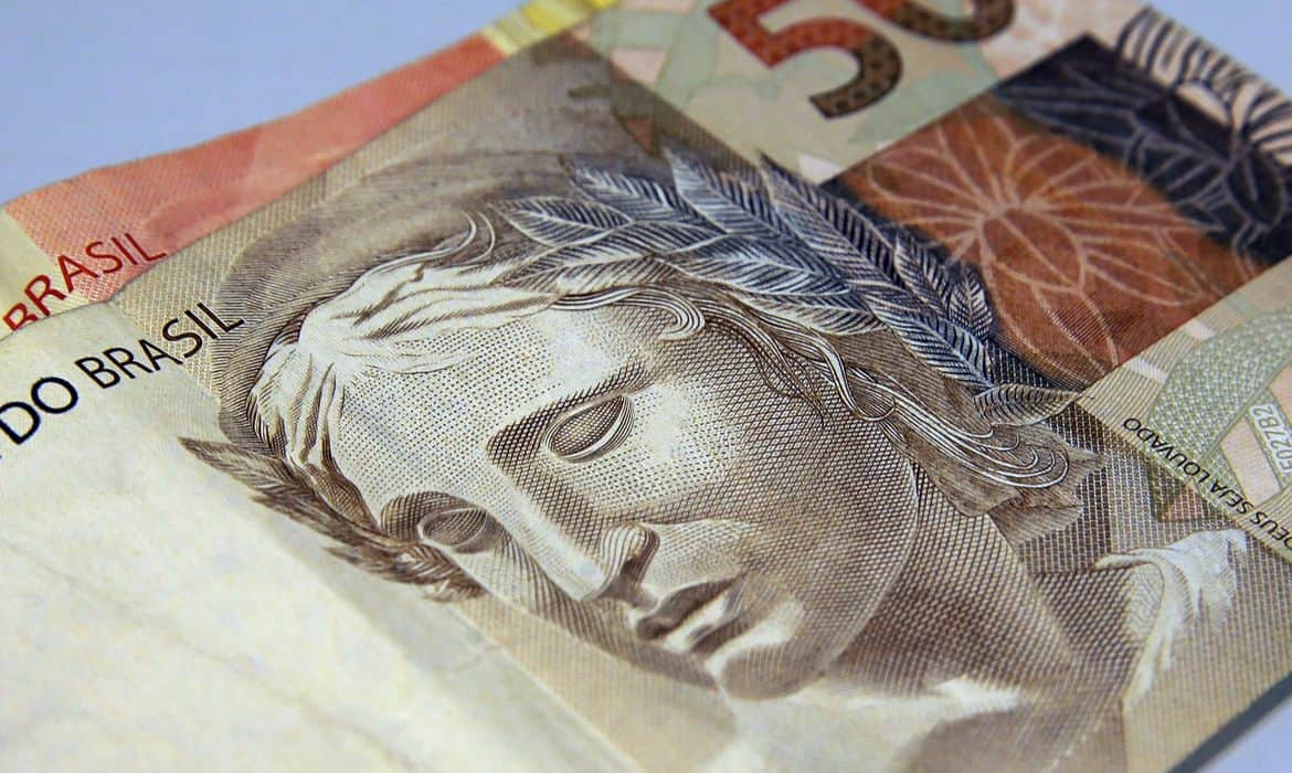 Paraná antecipa salário DESTES servidores para movimentar R$5 bilhões na economia