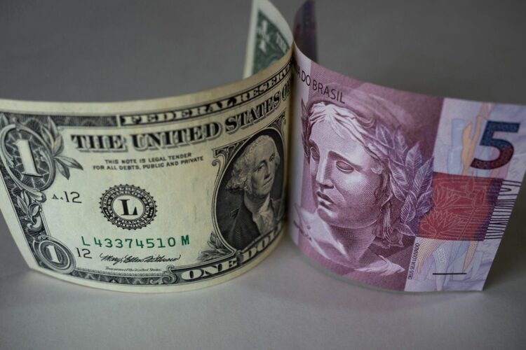Ibovespa Futuro cresce e dólar cai na manhã desta quarta por conta do cenário político 