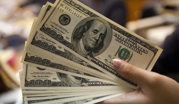 Dólar abre o dia em queda de 0,45% sendo negociado a R$5,58