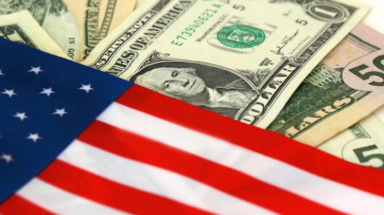 O dólar oscila nesta sexta-feira (23), após o último debate presidencial nos EUA 