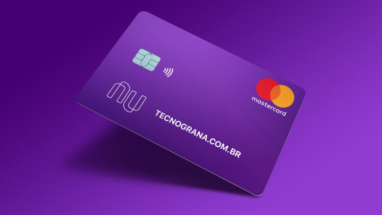 O design do cartão PJ conta com uma cor roxa mais escura do que o da versão corporativa 
