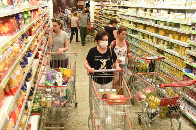 Fim do auxílio emergencial e alta na inflação refletem nas vendas dos supermercados 