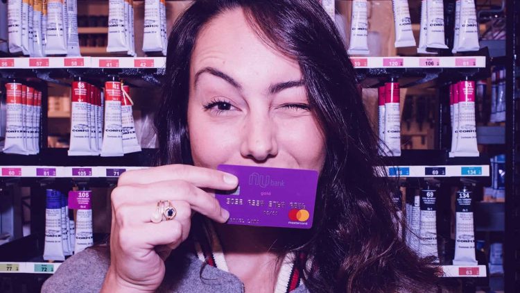 Qual é a idade mínima para abrir uma conta no NUBANK?