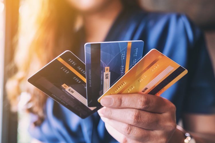 TRÊS cartões de crédito que vão AUMENTAR sua chance de aprovação
