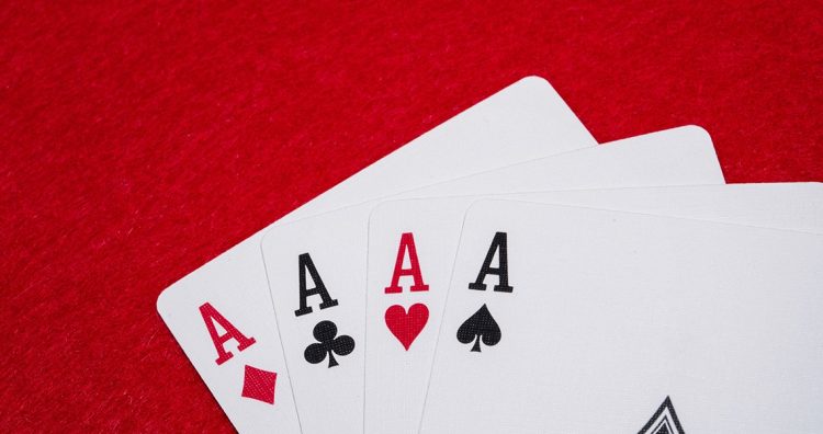 Descubra a origem dos nomes de jogos de cartas famosos