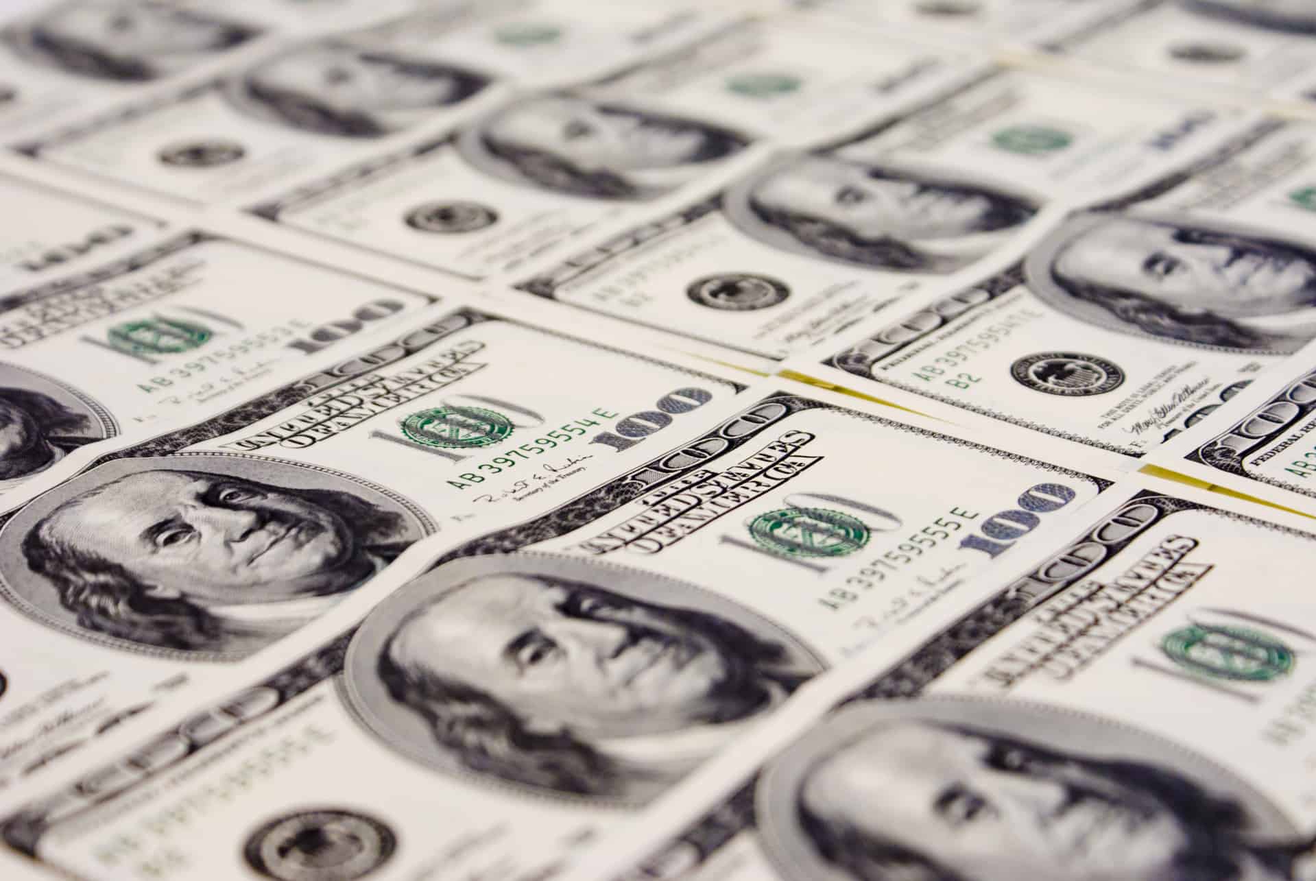 Dólar inicia semana com QUEDA animadora; veja valor 