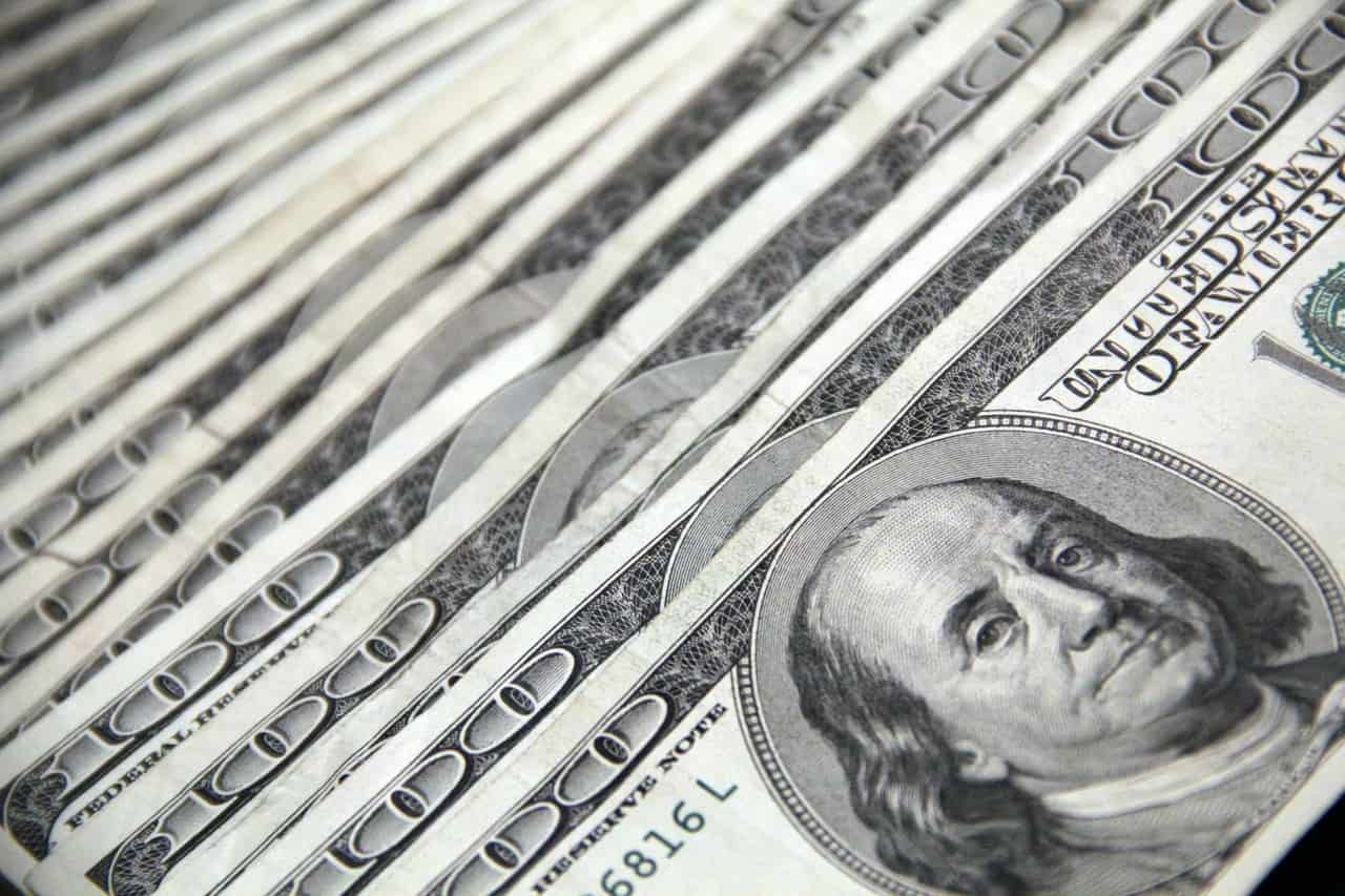 Dólar inicia o dia em queda de 0,05%, sendo negociado a R$5,39