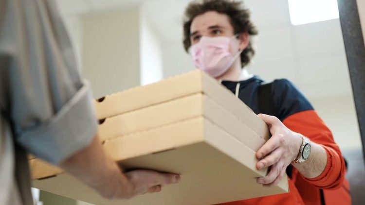 POLÊMICA! Entregadores de aplicativos são OBRIGADOS a subir nos apartamentos?