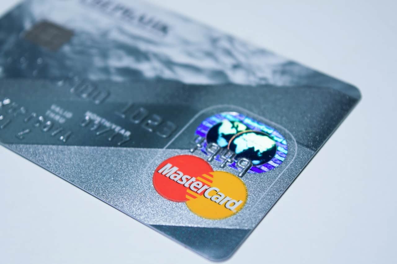 Juvo e Mastercard firmam parceria com foco no público desbancarizado