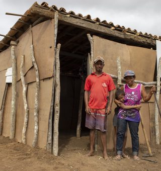 Bolsa Família exclui 3,7 MILHÕES de lares com direito ao benefício