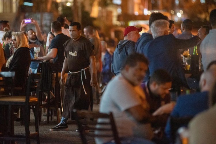 Prefeitura do RJ prorroga restrições, mas amplia funcionamento de bares e restaurantes