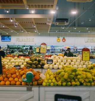 Pessoas de baixa renda sofrem três vezes mais com inflação do que os ricos