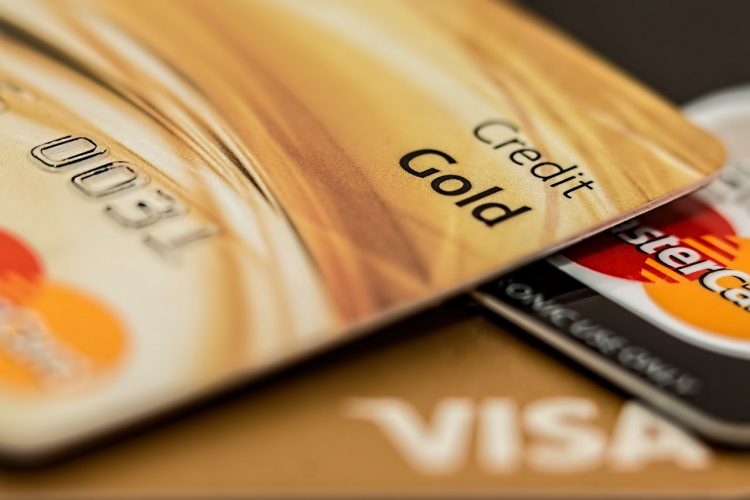 Após altas na Selic, juros do cartão de crédito chegam a 336% ao ano em agosto