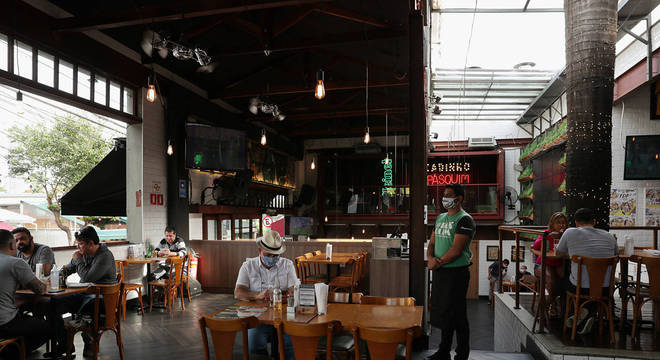 Bares e restaurantes de São Paulo ganham espaço MAIOR para funcionamento esse mês