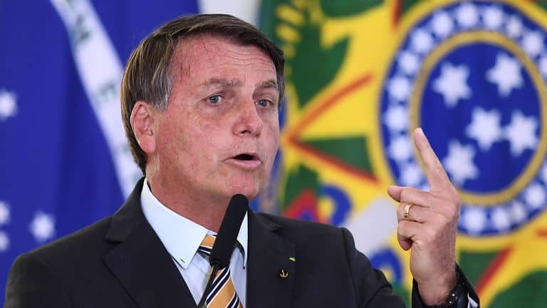 Novo Bolsa Família deve chegar hoje ao Congresso direto das mãos de Bolsonaro (Imagem: Evaristo Sa/AFP)