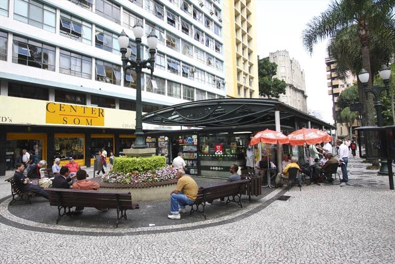 Comércios de Curitiba ganham funcionamento ampliado na bandeira amarela