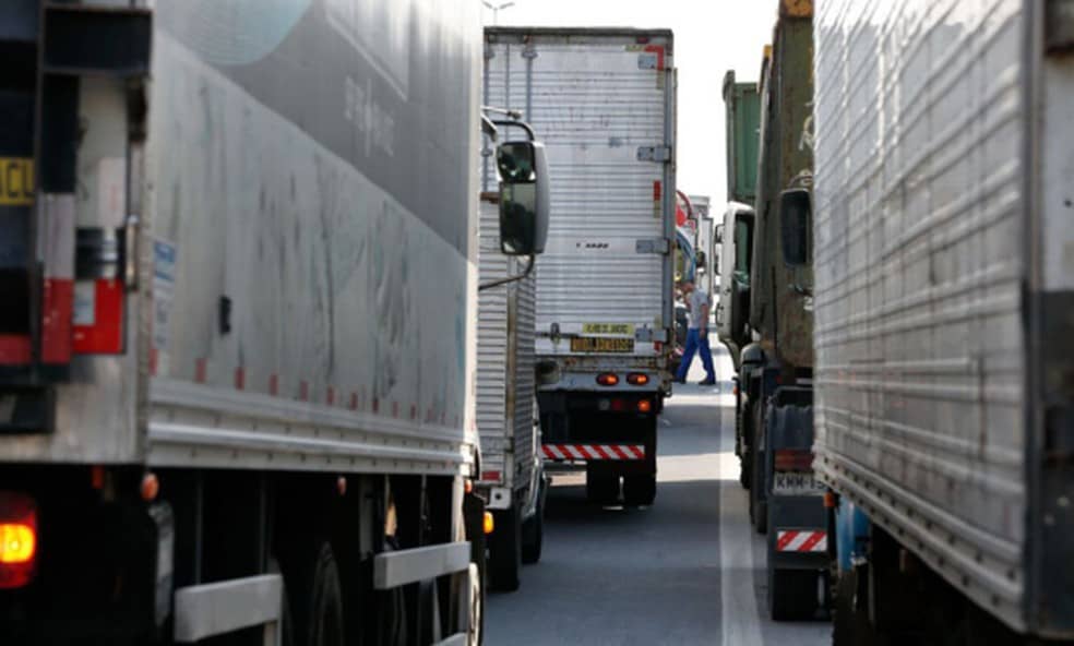 Caminhoneiros fazem greve em Minas Gerais e motoristas temem falta de combustível