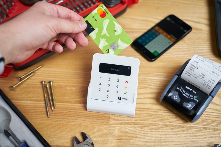 Os interessados em adquirir uma maquininha de cartão devem estar atentos às taxas cobradas pela empresa