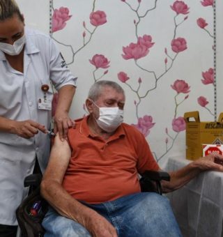 São Paulo antecipa calendário e idosos têm nova data para vacinação da COVID-19