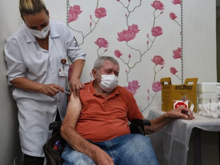 São Paulo antecipa calendário e idosos têm nova data para vacinação da COVID-19