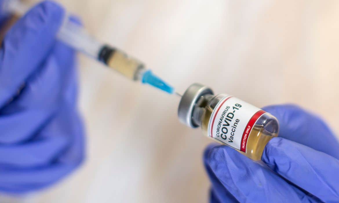 Ministério da Saúde inclui NOVO grupo como prioridade na vacinação contra COVID-19         