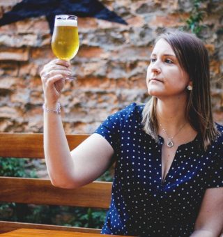 Ambev tem 160 vagas para formação em curso de cervejeira para mulheres