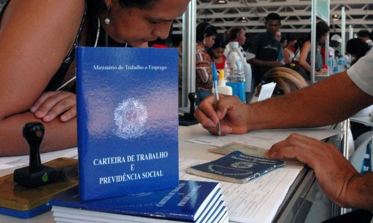 Taxa de desemprego no Brasil chega a índice recorde durante pandemia 