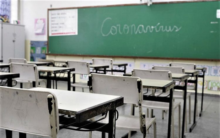 Escolas de São Paulo reabrem nesta segunda com restrição máxima no comércio