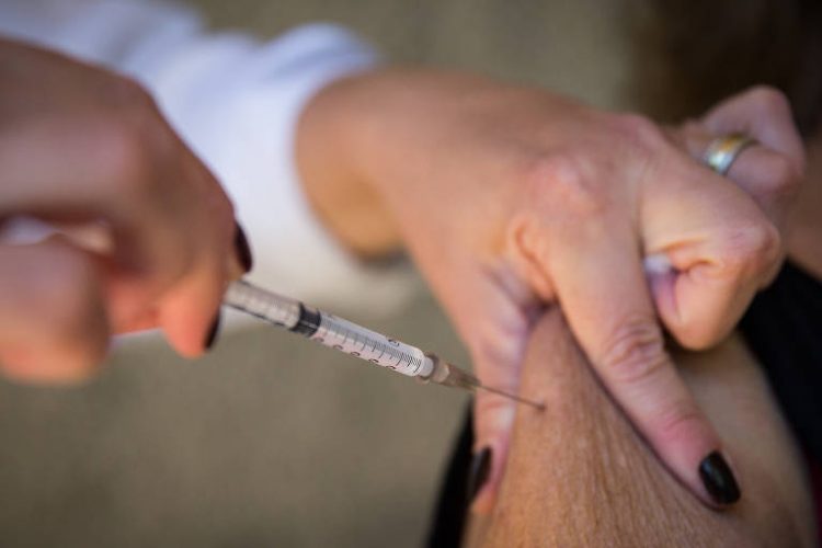 Diabéticos, cardíacos e hipertensos recebem 1ª dose da vacina no ES