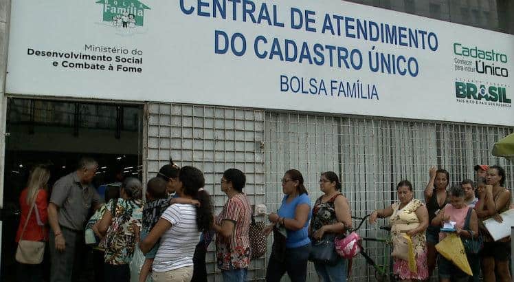 Interesse no salário do Bolsa Família cria filas e aglomerações no CRAS