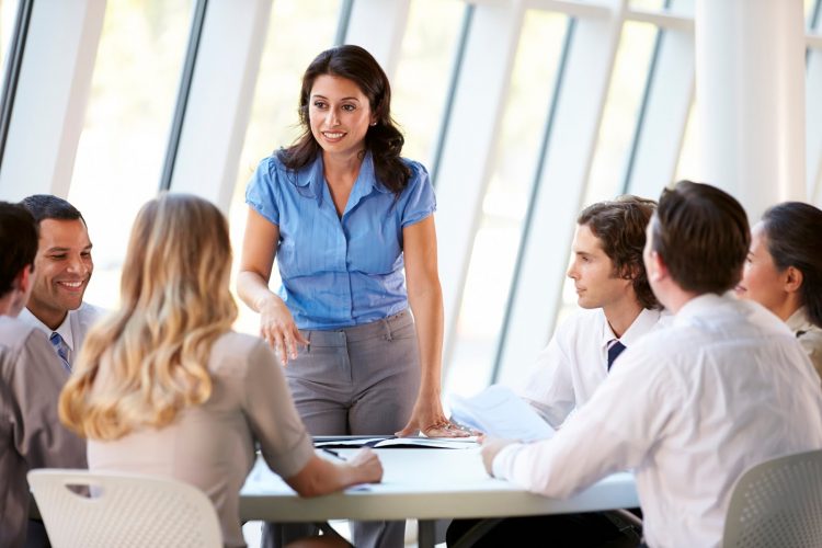 Santander oferece bolsas de estudos para mulheres que desejam liderar mercado de trabalho